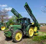 John Deere mit Pflanzenschutzspritze in Transportstellung, Mai 2013