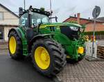 =John Deere 6R, eingesetzt als Zufahrtssperre beim Ortsjubiläum  1000 Jahre Eiterfeld-Ufhausen  im Juni 2025