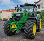 =John Deere 6R, eingesetzt als Zufahrtssperre beim Ortsjubiläum  1000 Jahre Eiterfeld-Ufhausen  im Juni 2025