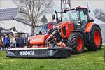 Kubota M 7152 Traktor mit Frontmähwerk  gesehen in Brachtenbach beim „Baurefest .