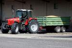 MF-5460 (Leistung:115PS; Hubraum:4400ccm; Produktionszeitraum: 2003-12) bei der Anlieferung von Getreide bei einem Umschlagsilo; 260718