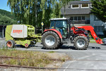 Massey-Ferguson Traktor mit Claas Rolant 46 i in Gemünd/Eifel - 07.08.2016