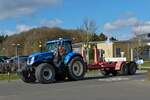 Traktor New Holland T7 mit Hänger gesehen in Hosingen. 04.2023