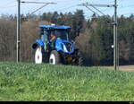 Blauer New Holland Traktor unterwegs bei Lyssach am 05.04.2023