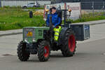 Schmalspur Traktor Fendt Farmer 203V, nahm an der Rundfahrt durch die Gemeinde Esch Sauer teil.