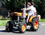 =unbekannter Traktor unterwegs beim Festzug anl. Pferdsdorfer Oldtimertag im August 2016