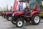 Eine Reihe RC1000 Traktoren, ausgestellt auf der  China WCAM 2011  in Shouguang, 6.11.11