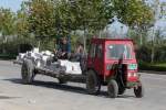 Kleiner Taishan-Traktor, transportiert Steine und Bauarbeiter, in Shouguang, 13.11.11