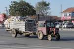 Luzhoung-200-Traktor, transportiert Betonteile in Shouguang, 13.11.11