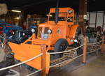 Seaman DS 47 Traktor, hier mit Schneeräumer.  Stammt aus Milwaukee (USA). Baujahr 1961, Leistung: 120 PS, Gewicht: 4,1 Tonnen. Im Traktormuseum Uldingen-Mühlhofen  am 12.06.2017.