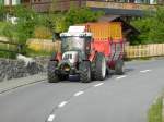 STEYR Traktor mit Heuladewagen unterwegs in Sigriswil am 13.05.2015
