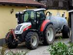 STEYR 4115MULTI steht mit Güllefass bereit; 250726