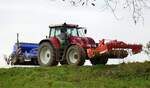 Steyr 6770CTV Allradschlepper, mit Federzinken-und Scheibenegge an der Front und Drillmaschine am Heck, beim Aussäen von Wintergetreide im Breisgau, Nov.2025