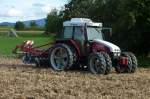 Steyr M-trac 75 spezial, Allradschlepper mit Zwillingsbereifung zur Verminderung des Bodendrucks und angebauter Scheibenegge, Aug.2013