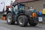 Dieser Valtra Traktor nahm am Umzug durch Brachtenbach am „Baurefest  teil.