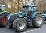 Ein dunkelgrüner VALTRA Traktor am 26.11.19 Berlin Mitte.