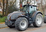 Ein weiterer VALTRA N-SERIE Traktor in braun am 26.11.19 Berlin Charlottenburg.