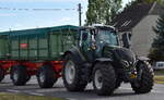 Ein Valtra (Aravis Technik) Traktor Typ? mit Doppelhänger am 20.09.23 Höhe Bahnübergang Bahnhof Rodleben.
