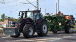 Ein VALTRA Traktor mit Avant- Säkombination mit Frontanbaubehälter vom Hersteller AMAZONEN-WERKE H. DREYER SE & Co. KG am 21.09.23 Höhe Bahnübergang Bahnhof Rodleben.