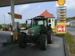 Dieser VALTRA-Traktor mußte trotz  schöner  Spritpreise  am 12.Mai 2011 an einer Tankstelle in Bergen/Rügen tanken.