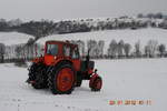 MTS-52 Belarus Hersteller Traktoren Werk Minsk Ukraine 4x4 BJ:1971 an einen Wiesenhang den man im Winter ohne Allrad nicht runter fahren sollte Bild habe ich am 26.01.2012 gemacht.