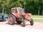 Traktor, ein Belarus MTS50, gesehen 08/2006 vor Berlin.