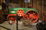 Case-12/25 Traktor, Hersteller Case in Racine Wisconsin (USA). Case war einer der frühen Traktorproduzenten und zuvor ein großer Dampfmaschinenhersteller .
Baujahr: 1916, Gewicht 4086 kg, bei einer Leistung von 25 PS und zwei Zylinder. Im Traktormuseum Uldingen-Mülhofen am 12.06.2017
