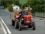Dieser David Brown Traktor ist mit Hänger unterwegs am 02.08.2010.