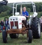 David Brown 1200 rollt zu seinem Standplatz bei der Oldtimerausstellung der Traktorenfreunde Mackenzell im September 2013