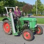 Langsam lst sich der Stau auf, ein Deutz-Schlepper mit Balkenmhwerk rollt vorbei.