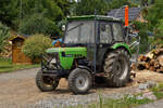 Deutz D 4507 Traktor, steht mit Holzspalter in einer Hofeinfahrt. 07.2022