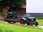 DEUTZ karrt auf einem Einachshnger einen Hanomag-Kettenschlepper zum Ackerwettbewerb in Antiesenhofen heran; 080810