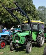 Deutz mit Frontlader steht bei der Oldtimerausstellung in Gudensberg im Juli 2015