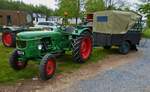 Deutz D 4005 mit Hänger steht bereit um  an der Rundfahrt Vintage Fuussekaul mitzufahren. 09.05.2023