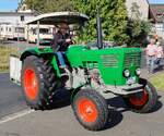 =Deutz D 6006 auf der Zufahrt zur Oldtimerausstellung der OLDTIMERFREUNDE OHMTAL in Dannenrod, 09-2025