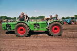 Aus zwei mach Einen. Ein Knicklenker Marke Eigenbau aus Traktoren der Deutz D-Reihe, gesehen bei einem Oldtimertreffen in Oyten bei Bremen, Mai 2015.