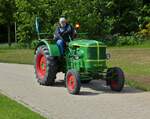 Deutz Traktor erreicht nach der Rundfahrt in der Nähe von Wintger beim Oltimertreffen den Verantaltungsort.