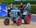 Eicher, f�hrt nach der Rundfahrt beim Oldtimertreffen auf das Festgel�nde ein.