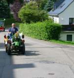 Eigenbau-Traktor bei der Rundfahrt zum Burkhardtsdorfer Bulldogtreffen