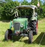 =Fendt Farmer 2 D steht bei der Traktorenaustellung der Fendt-Freunde Bad Bocklet im Juni 2019