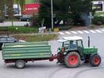 Fendt-Farmer309LSA hat auf dem mitgef�hrte Einachsh�nger Soja geladen; 081017