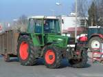 FENDT-Farmer311LSA(Turbomatik) verl�sst mit einem h�lzernem Einachsh�nger das Messegel�nde in Ried i.I.; 090112