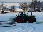 FENDT Farme r308LSA Turbomatic, in winterlicher Landschaft, beim Abtransport von Siloballen; 130119
