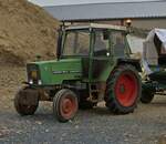Am Fendt Farmer 303 LS wird eben ein H�nger angeh�ngt damit Mitfahrer an der Rundfahrt Vintage Fuussekaul teilnehmen k�nnen. 09.05.2023
