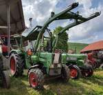 =Fendt Farmer steht bei der Oldtimerausstellung der Traktorfreunde Wiershausen am Klostergut Hilwartshausen, 05-2023