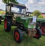 =Fendt 1 D, Bj. 1973, steht im Juni 2023 in Hünfeld-Dammersbach. Die Leistung des Traktors wusste der Besitzer scheinbar nicht.