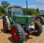 Der Fahrer des Fendt 311 LSA, BJ 1987, 6234 ccm, 100 PS, wartet nach der Rundfahrt beim Oldtimertreffen in Warken, auf seine Kollegen. 19.07.2026