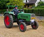 Fendt Farmer 102N, BJ 1972, 2550 ccm, 40 PS, f�hrt nach der Rundfahrt auf der Suche nach einem Stellplatz auf dem Gel�nde beim Oldtimertreffen in Warken.