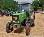 Fendt Farmer 305 LS, BJ 1981, 3768 ccm, 62 PS, stand w�hrend der Rundfahrt der anderen Teilnehmer einsam auf dem Feld, bei dem oldtimertreffen in Warken.
