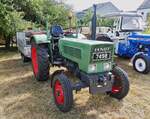 Fendt Farmer 2DE, steht mit H�nger bereit um bei der Rundfahrt durch die n�here Umgebung einige Besucher mit zu nehmen.